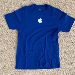 Apple employee short sleeve
